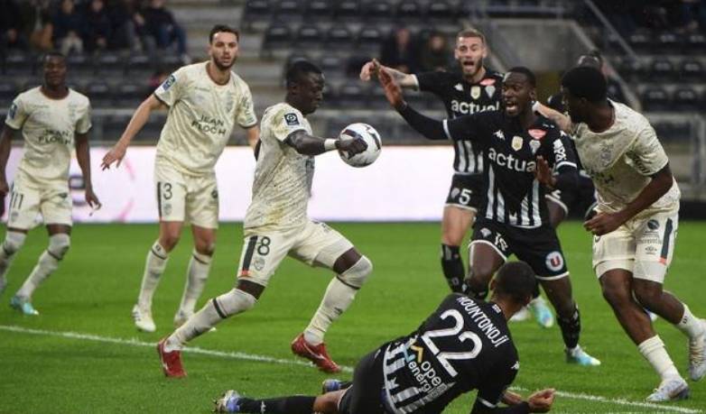 法甲焦点战：昂热VS洛里昂——攻防博弈下的胜负手与比分推演